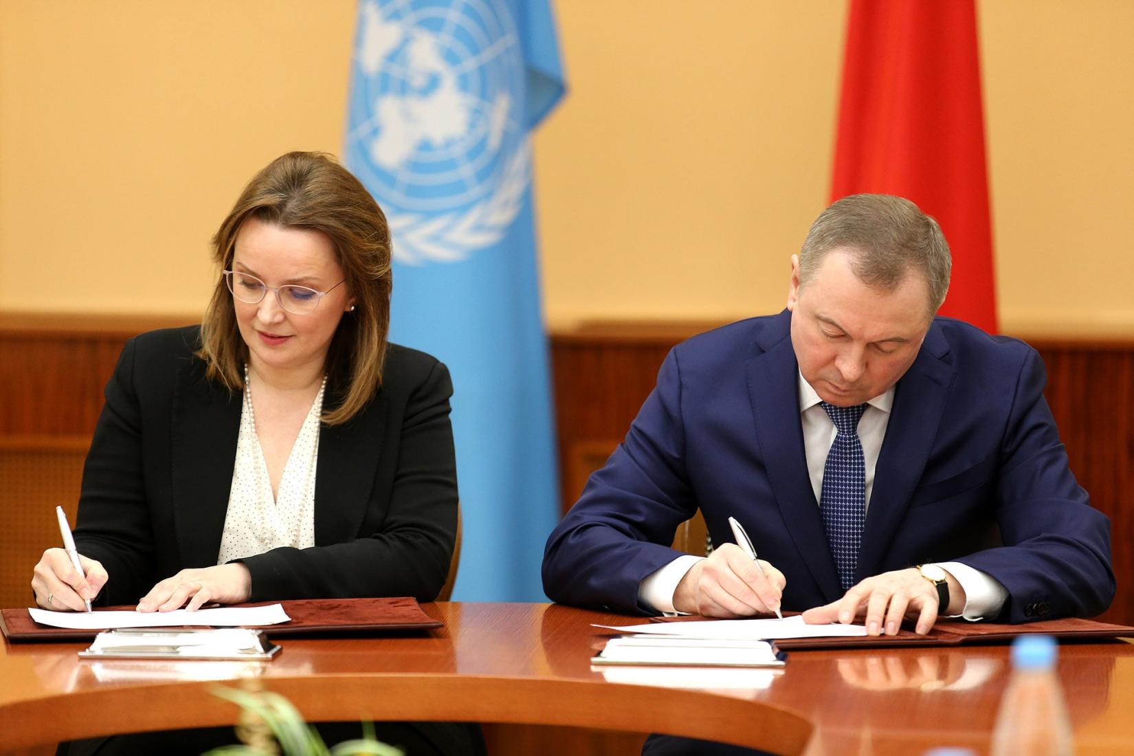 Постоянный координатор ООН и Министр иностранных дел Беларуси подписывают Плад действий