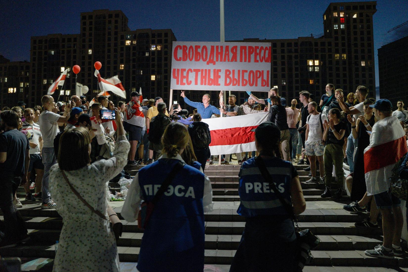 Во время послевыборных акций протеста с 9 августа по 14 сентября в Беларуси силовики задержали 198 журналистов.