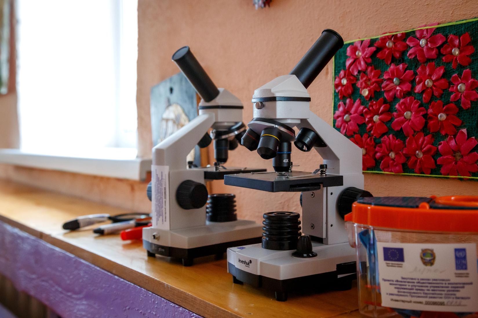 Юные ученые пользуются микроскопами и проводят эксперименты