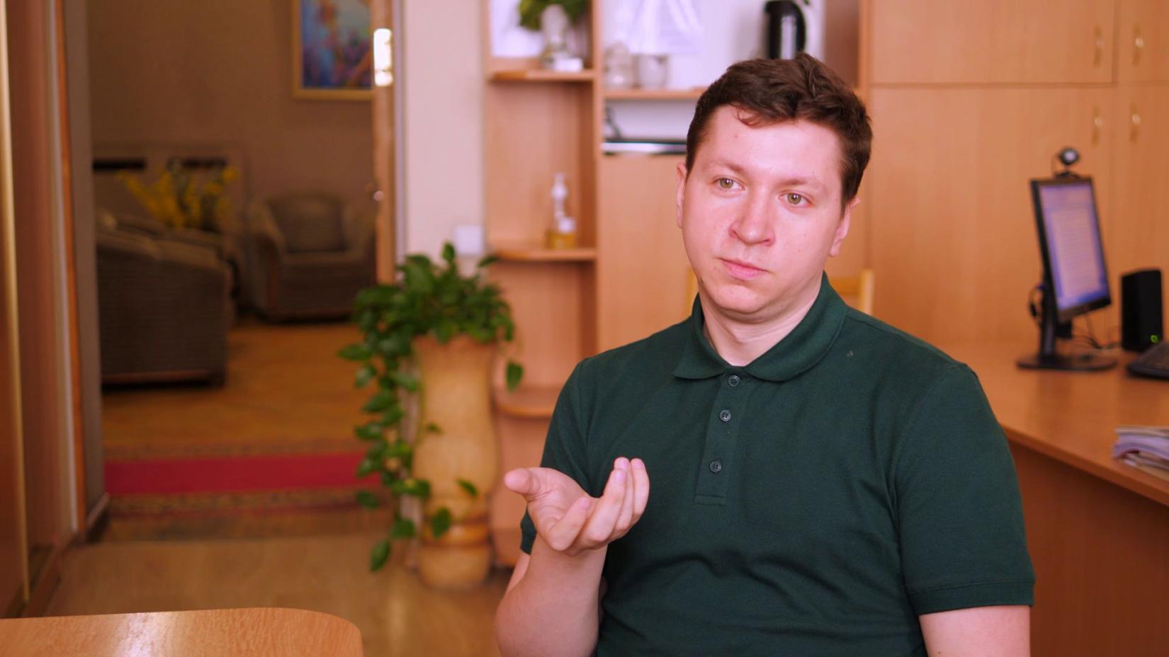 Анатолий, молодой человек с нарушением слуха