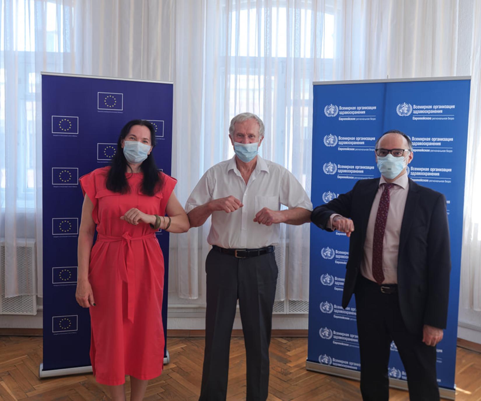 Dr. Masoud Dara, Head of WHO Country Office in Belarus, and Natalia Stasevich, Project Coordinator of the European Union Delegation to Belarus, handed over tablets to Sergei Saputo, Chairperson of the main board of the Belarusian Association of Hearing Impaired People. 