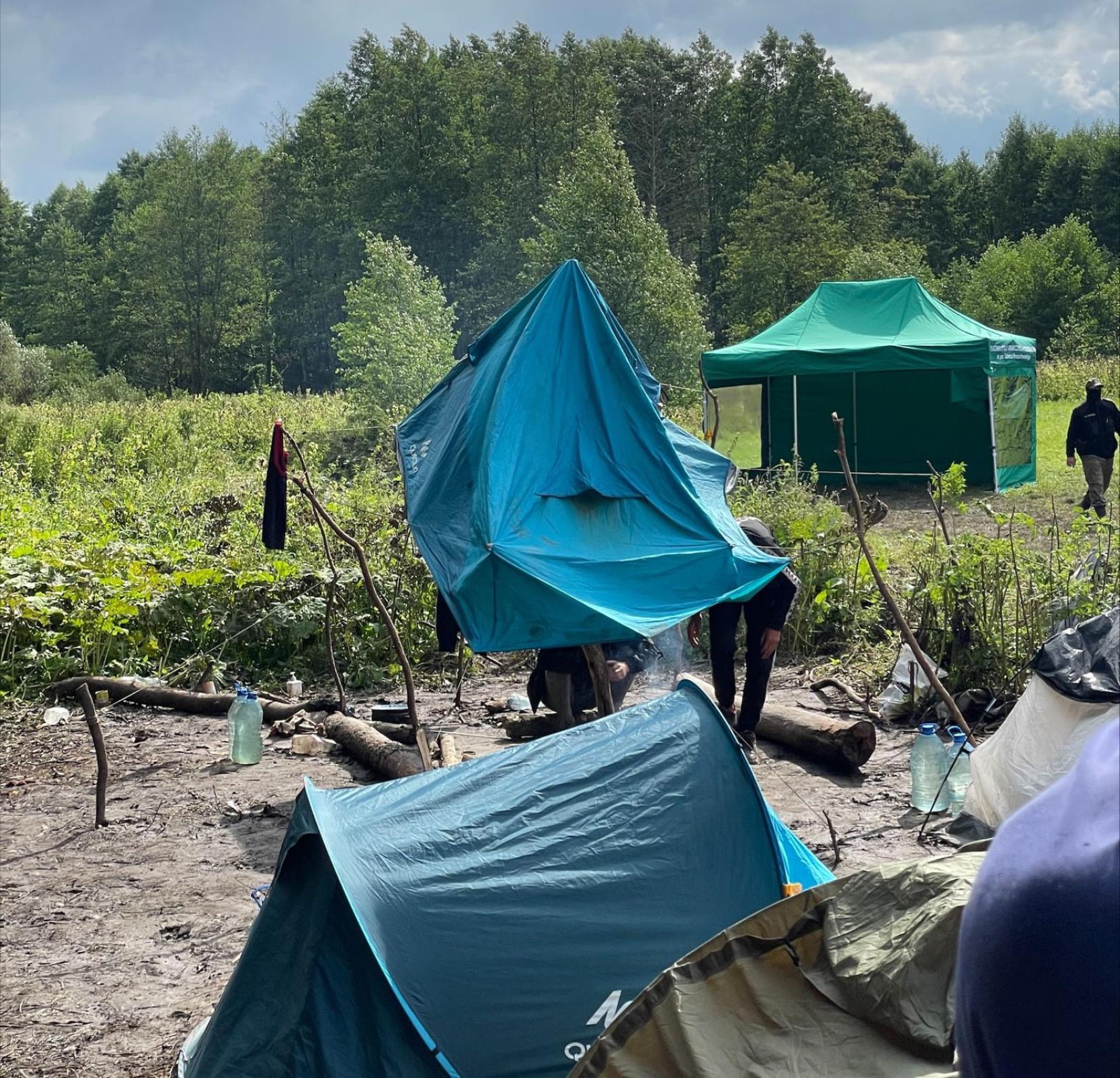 На белорусско-польской границе в Гродненской области более трёх недель находится группа из 32 выходцев из Афганистана, среди которых мужчины, женщины и дети.