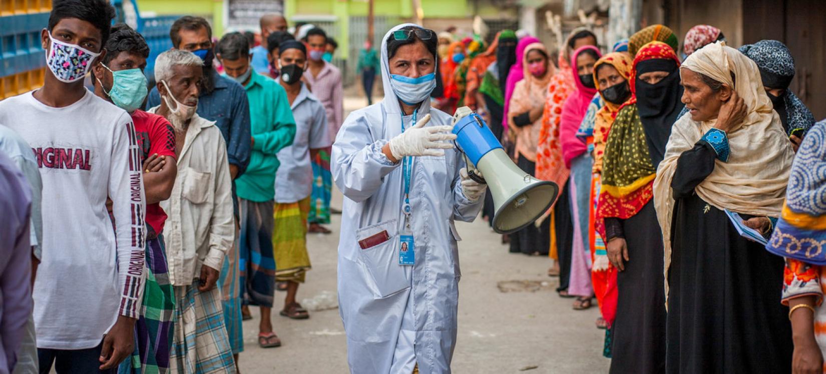Раздача продуктов питания во время пандемии коронавируса в Бангладеш. 