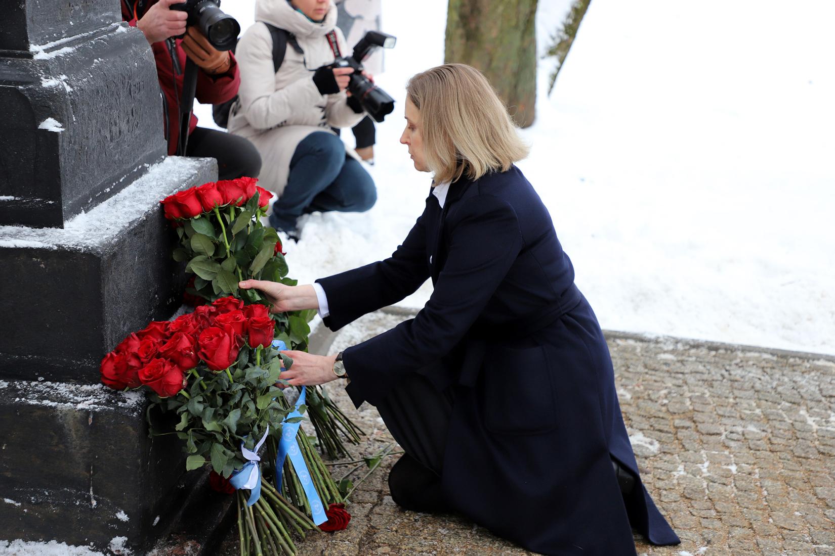 Постоянный представитель Программы развития ООН в Беларуси Александра Соловьева возложила цветы в мемориальном комплексе "Яма"