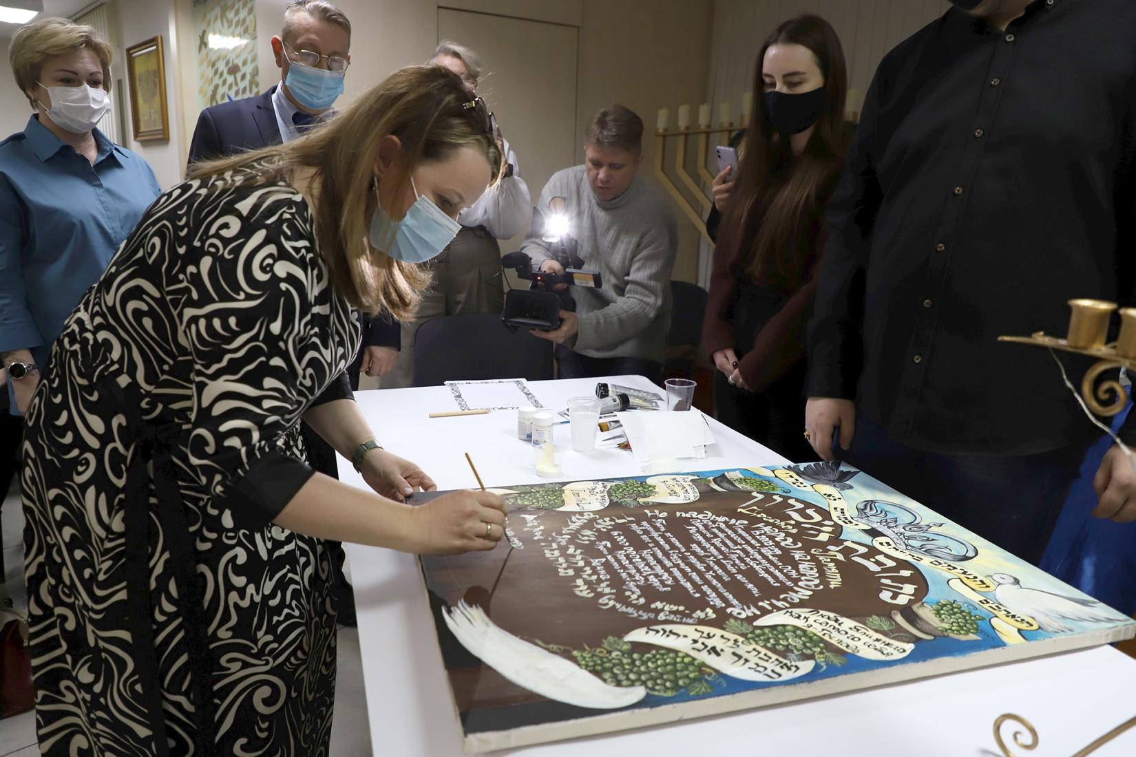 UN Resident Coordinator in Belarus Joanna Kazana-Wisniowiecki signs the Ketuba of Memory 