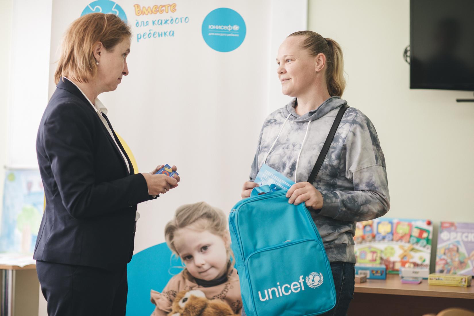 In Brest, at a bus station, UNICEF and UNHCR, operate an information point where families arriving in Belarus access information and legal assistance, protection services, psychological support, and other services and assistance